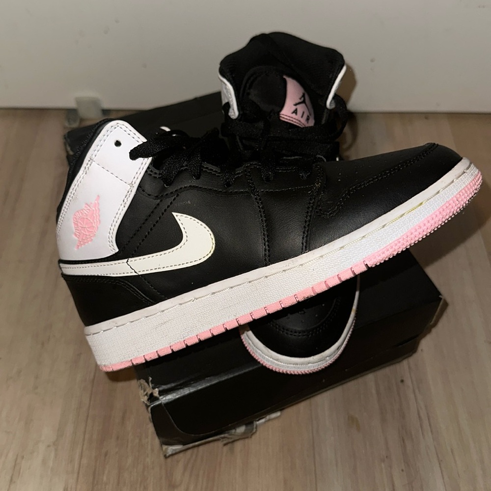 Air Jordan one mid